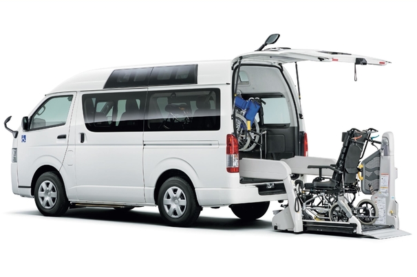 車いす仕様車“Aタイプ”ルーフサイドウインドウ装着車 2WD・2000ガソリン ロング・標準ボディ（3BF-TRH200K-VTZYAW）ボディカラーはホワイト〈058〉