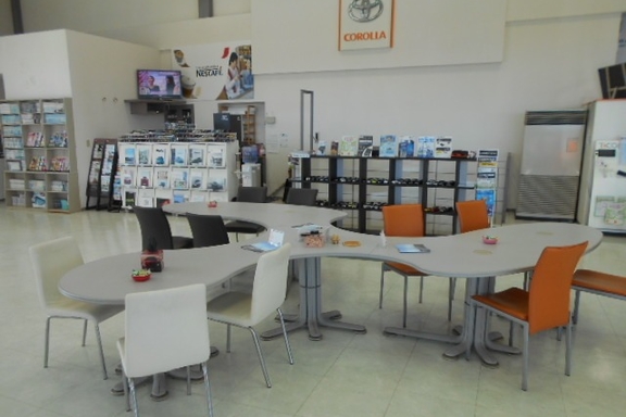 東バイパス店　ショールーム