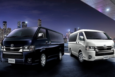（左）特別仕様車スーパーGL“DARK PRIME II”（2WD・2800ディーゼル・標準ボディ）